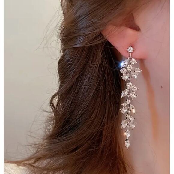 NWT Zara Sterling Silver Cubic Zirconia Leaf Tassel Earrings - Picture 1 of 2